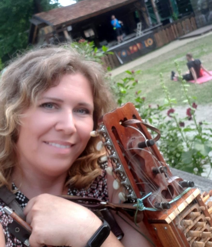 Anna Kołodziej holding her Swedish Nyckelharpa